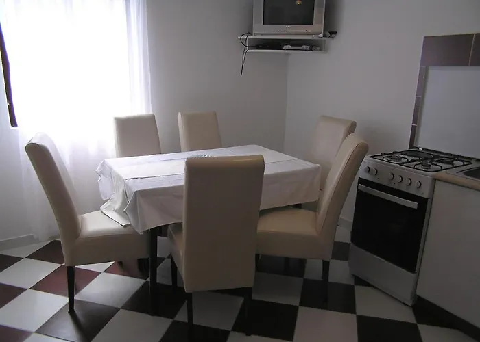 Pavicic Marija 3* Pag Town