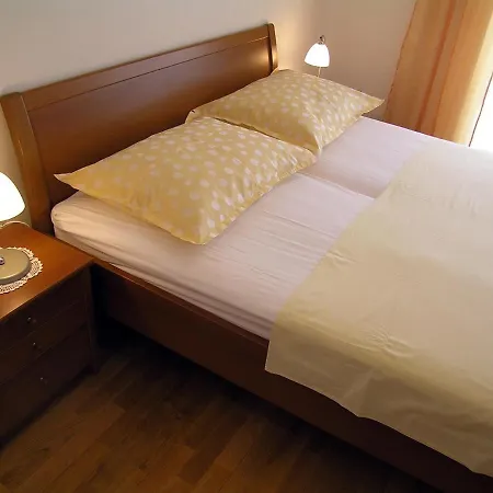 Pavicic Marija 3* Pag Town